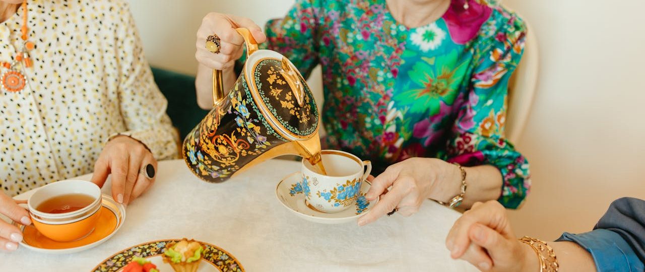 herbata przy stole z obrusem