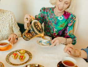 herbata przy stole z obrusem