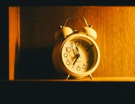 budzik na komodzie w sypialni